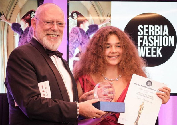 Као мала цртала је пуфнасте хаљине, а сада је своје креације представила у Паризу: Тара Катарина Ћирковић (13), најмлађа је дизајнерка у историји Недеље моде